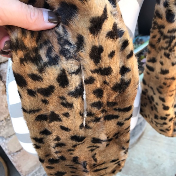 NWT Faux fur scarf! - Picture 2 of 3